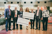 Das Foto zeigt in der Mitte die Preisträgerinnen des 1. und 2. Platzes, die Jury und die Sponsoren anlässlich der Preisübergabe.
